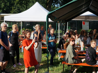 Lachende Sonne und strahlende Gesichter beim Sommerfest